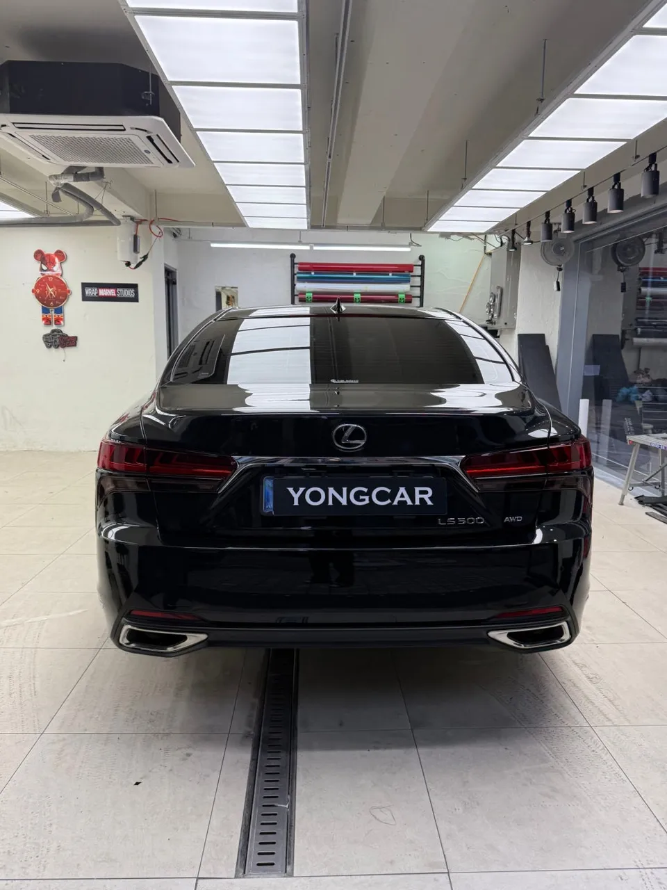 Lexus LS 500のカーラッピング事例|クロームパーツをブラック化 施工写真 3-1