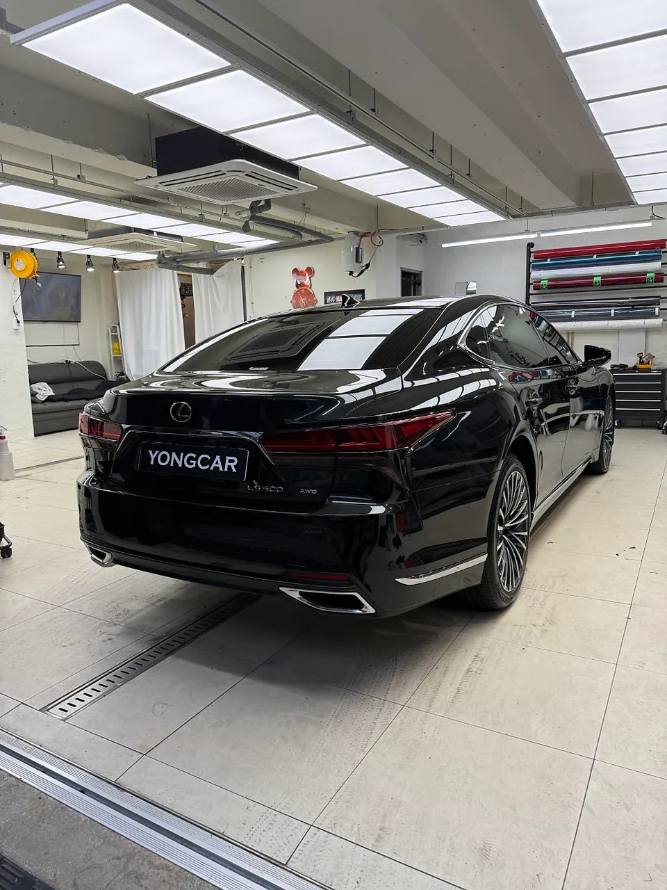 Lexus LS 500のカーラッピング事例|クロームパーツをブラック化 施工写真 1-2