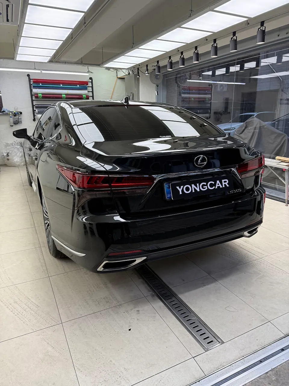 Lexus LS 500のカーラッピング事例|クロームパーツをブラック化 施工写真 2-2