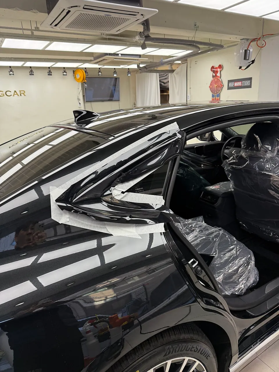 Lexus LS 500のカーラッピング事例|クロームパーツをブラック化 施工写真 3-3