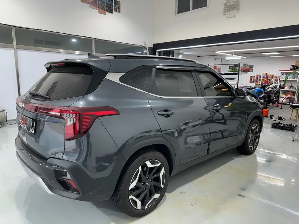 Kia Seltosのカーフィルム施工事例 施工写真 1-2