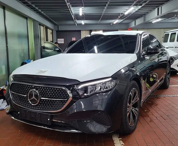 Mercedes-Benz Eクラス W213のガラスコーティング事例 施工写真 2-1