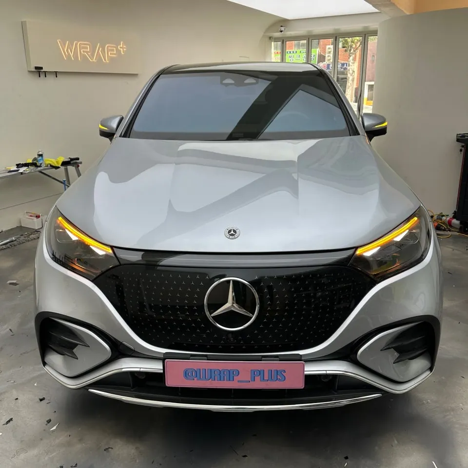 Mercedes-Benz EQEのカーラッピング事例:サテンホワイトの高級感 施工写真 1-1