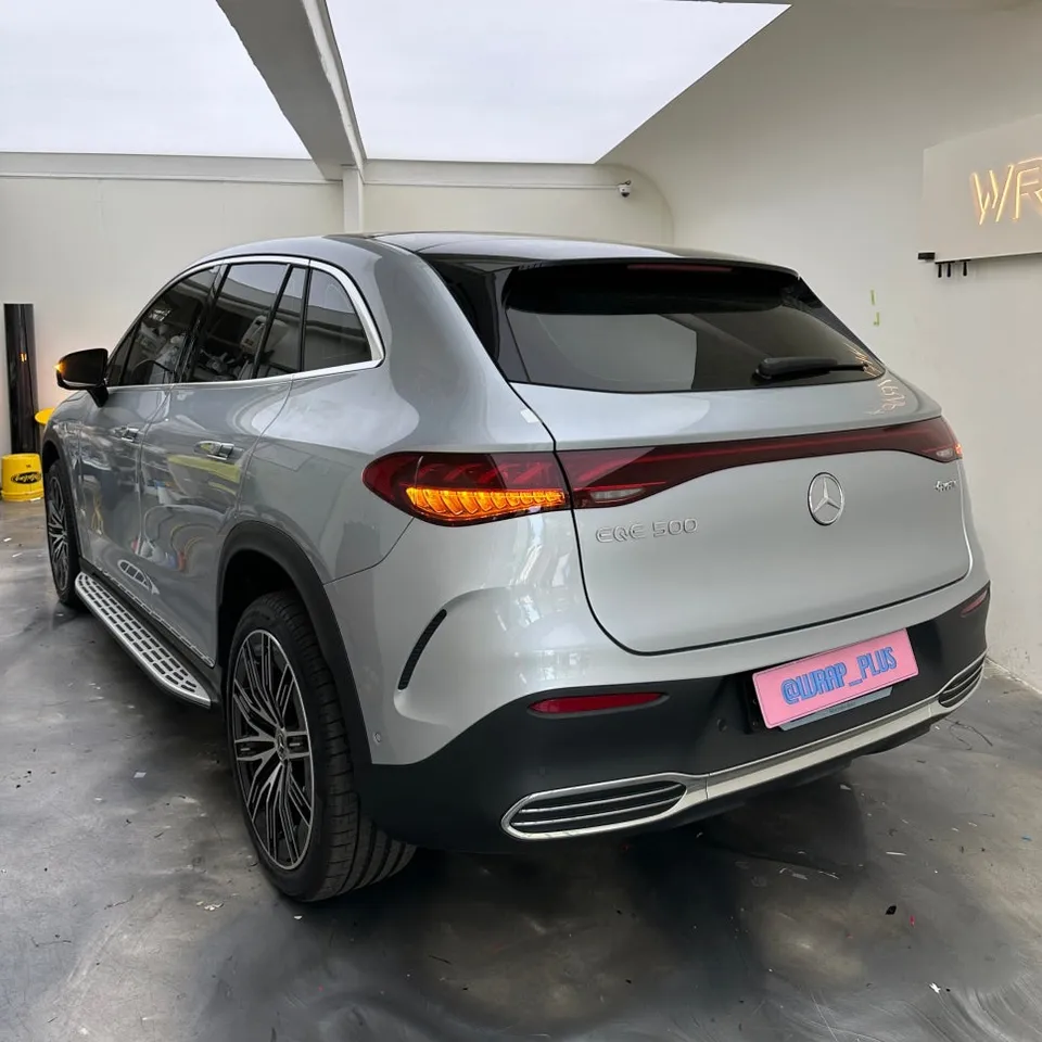 Mercedes-Benz EQEのカーラッピング事例:サテンホワイトの高級感 施工写真 2-1