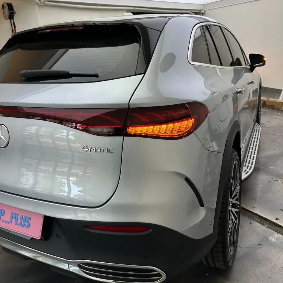 Mercedes-Benz EQEのカーラッピング事例:サテンホワイトの高級感 施工写真 3-1