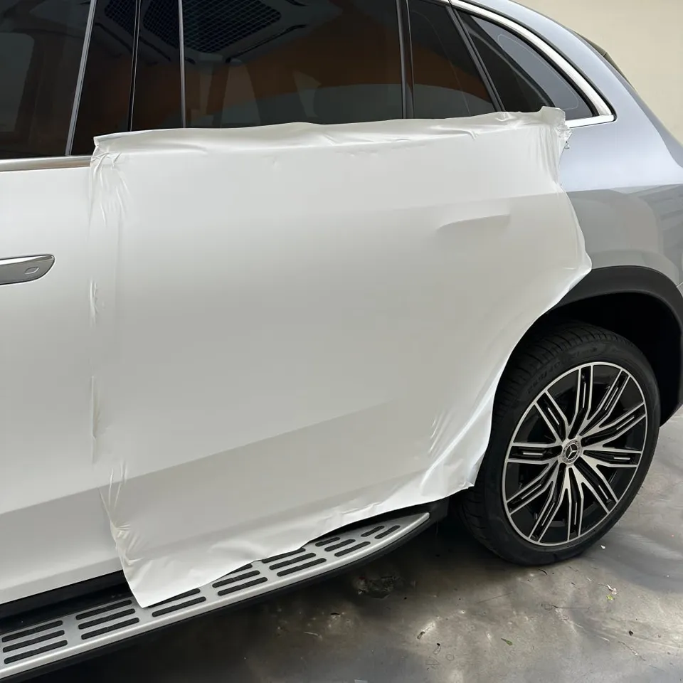 Mercedes-Benz EQEのカーラッピング事例:サテンホワイトの高級感 施工写真 3-2