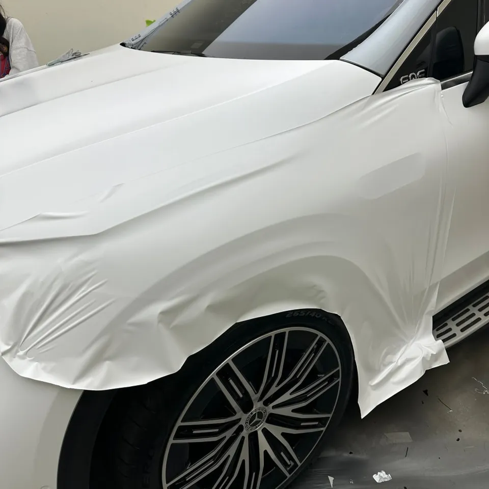 Mercedes-Benz EQEのカーラッピング事例:サテンホワイトの高級感 施工写真 2-3