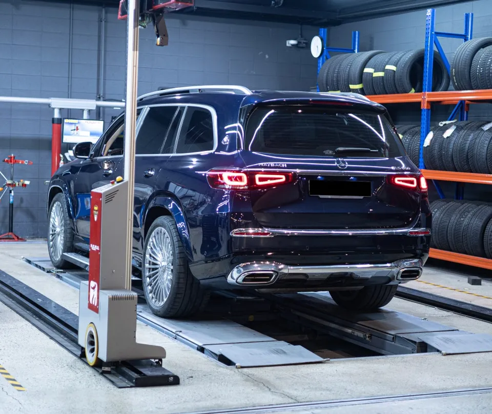 Mercedes-Benz GLS body repair installation result