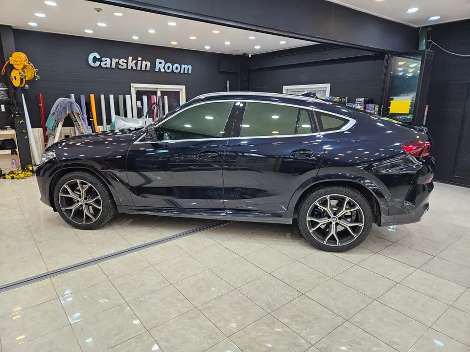 BMW X6のカーラッピング事例|サテンホワイトとブラックルーフ 施工写真 2-1