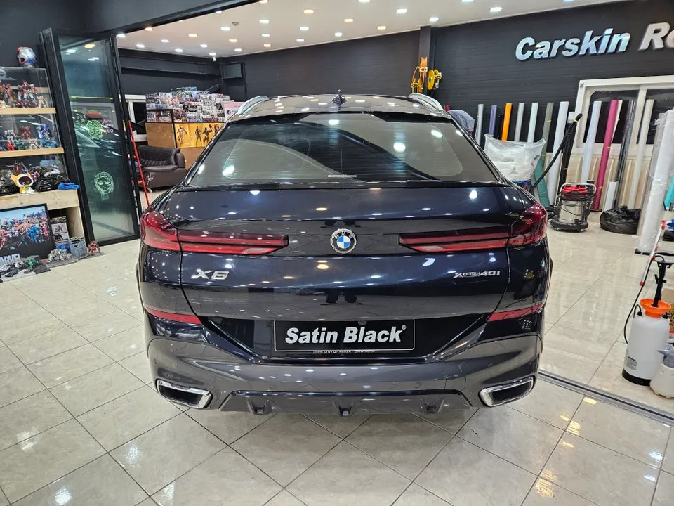 BMW X6のカーラッピング事例|サテンホワイトとブラックルーフ 施工写真 3-1