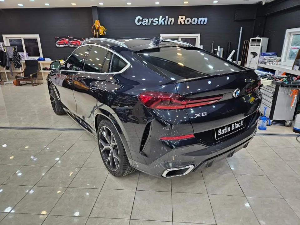 BMW X6のカーラッピング事例|サテンホワイトとブラックルーフ 施工写真 1-2