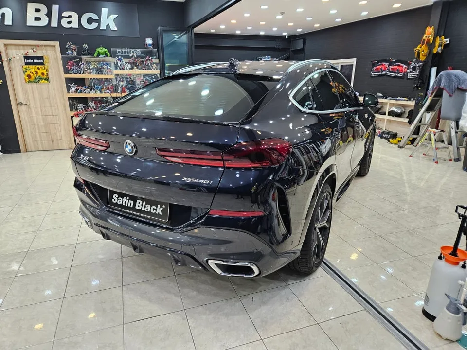 BMW X6のカーラッピング事例|サテンホワイトとブラックルーフ 施工写真 2-2