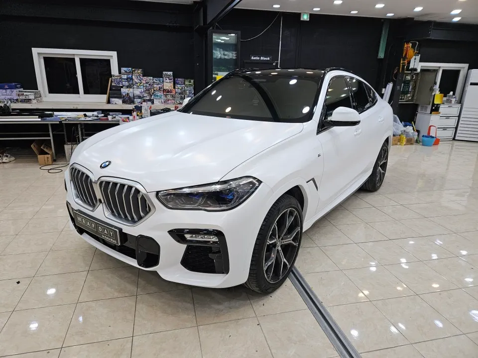 BMW X6のカーラッピング事例|サテンホワイトとブラックルーフ 施工写真 2-3
