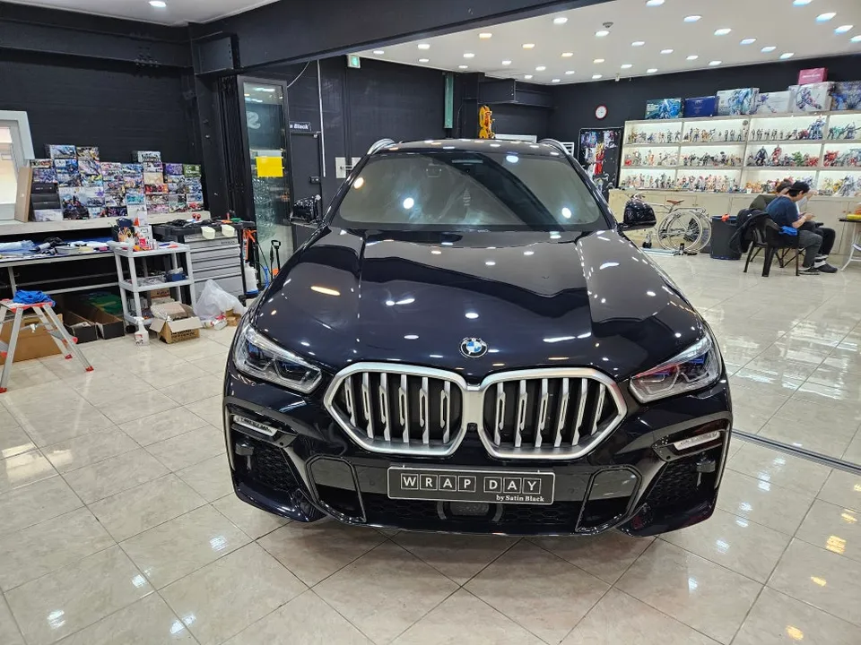 BMW X6のカーラッピング事例|サテンホワイトとブラックルーフ 施工写真 3-3