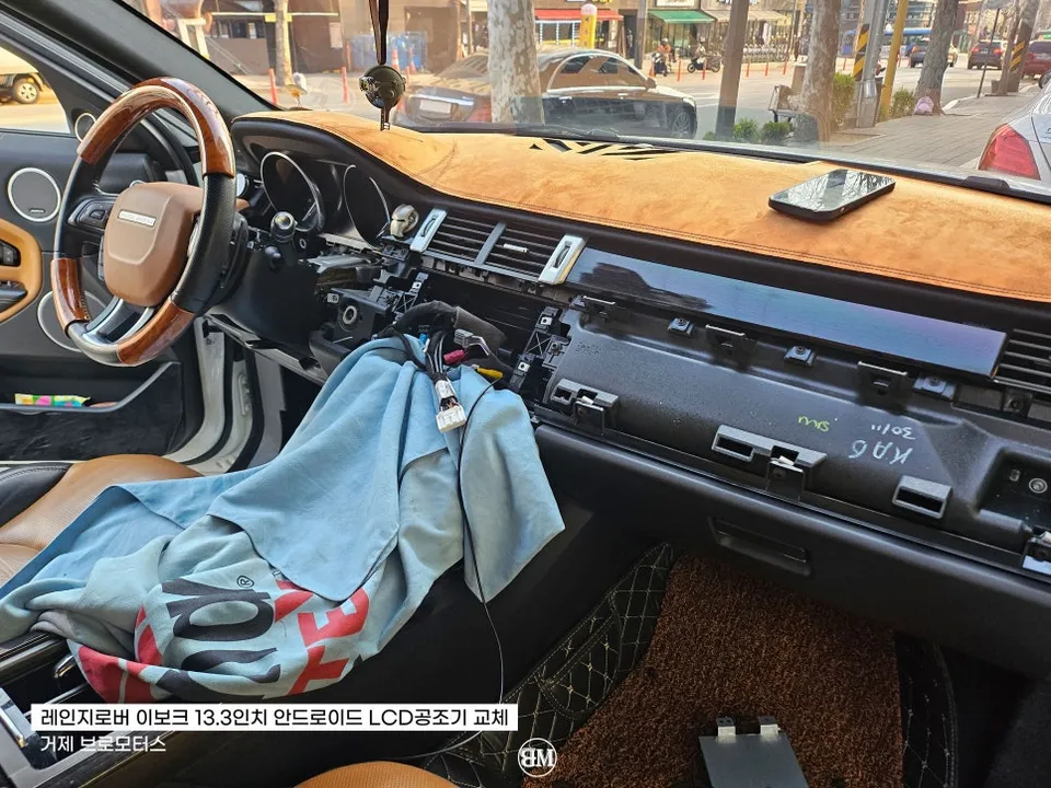 Land Rover EvoqueのAndroid Auto・CarPlay取付事例 施工写真 4-2