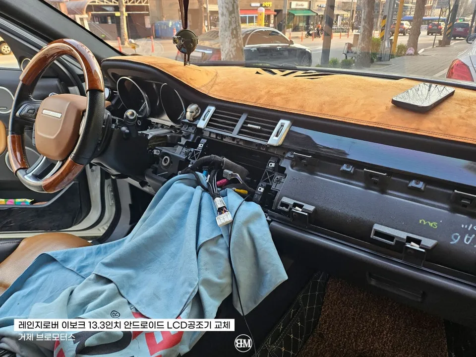 Land Rover EvoqueのAndroid Auto・CarPlay取付事例 施工写真 1-3