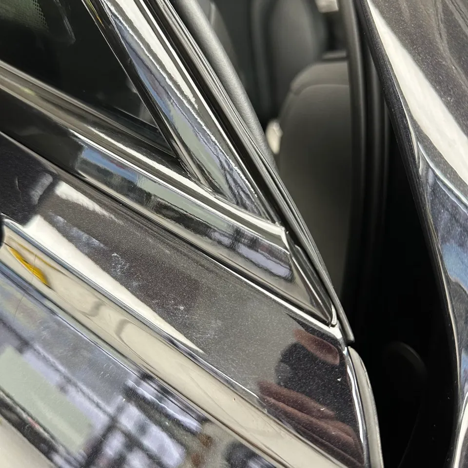 Genesis G80のカーラッピング事例:クローム除去でオールブラック化 施工写真 1-2
