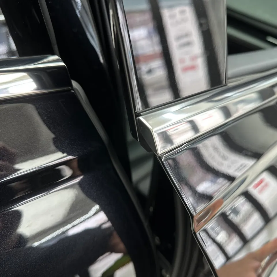 Genesis G80のカーラッピング事例:クローム除去でオールブラック化 施工写真 2-2