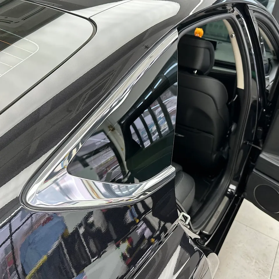 Genesis G80のカーラッピング事例:クローム除去でオールブラック化 施工写真 1-3