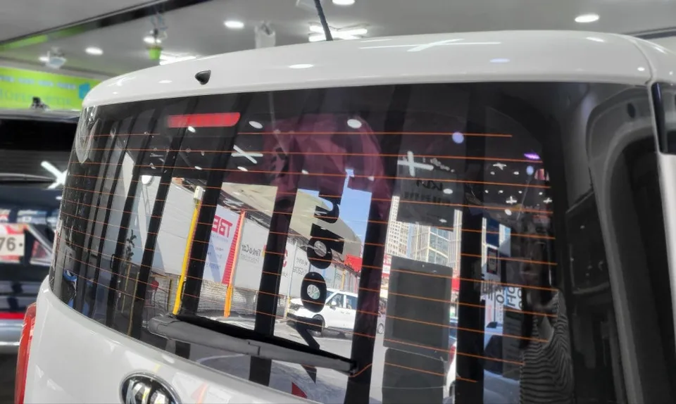 BMW i5のカーフィルム施工事例|断熱・スモーク 施工写真 3-1