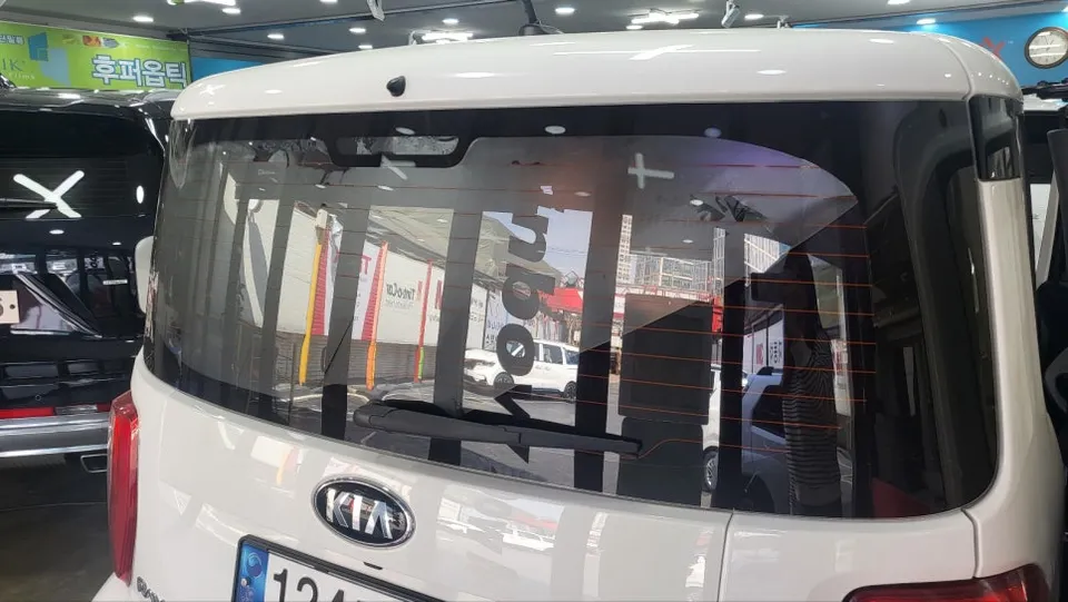 BMW i5のカーフィルム施工事例|断熱・スモーク 施工写真 1-3