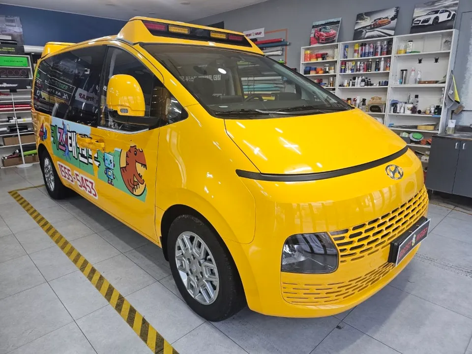 Hyundai Stariaのカーラッピング事例｜韓国での施工例 施工写真 2-1