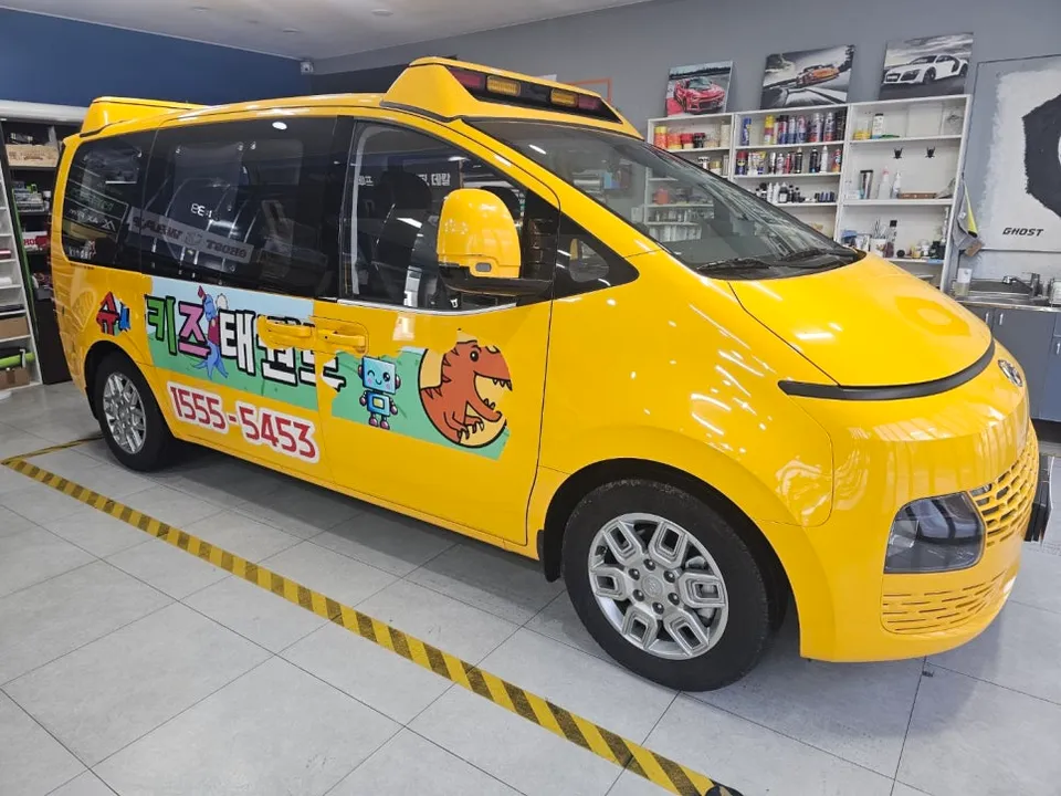 Hyundai Stariaのカーラッピング事例｜韓国での施工例 施工写真 3-1