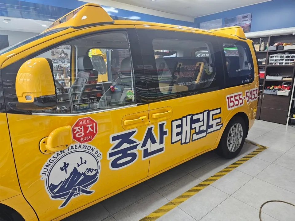 Hyundai Stariaのカーラッピング事例｜韓国での施工例 施工写真 1-2