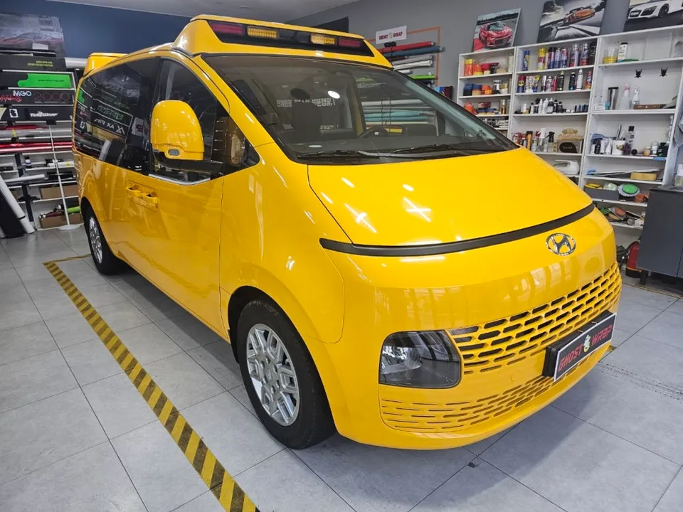 Hyundai Stariaのカーラッピング事例｜韓国での施工例 施工写真 2-3