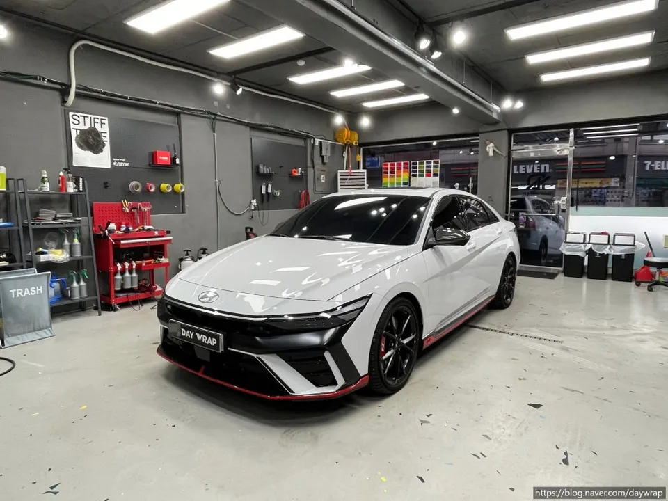 Hyundai Elantra Nのカーラッピング事例|費用目安・仕上がり 施工写真 3-1