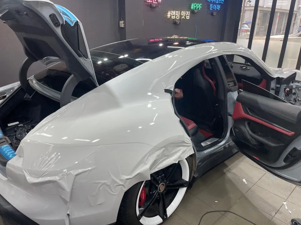 ポルシェ タイカン 4S カーラッピング事例｜グロスストームグレー 施工写真 1-3