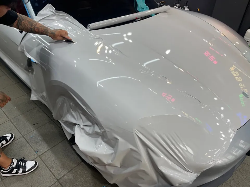 ポルシェ タイカン 4S カーラッピング事例｜グロスストームグレー 施工写真 2-3