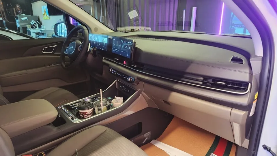 Kia Carnival KA4 ambient lighting - Kia Carnival KA4 Ambient Lighting Review: Mood Upgrade photo 3