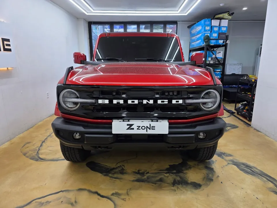 Ford Broncoのカーラッピング事例｜ホワイトへのイメージチェンジ 施工写真 2-1