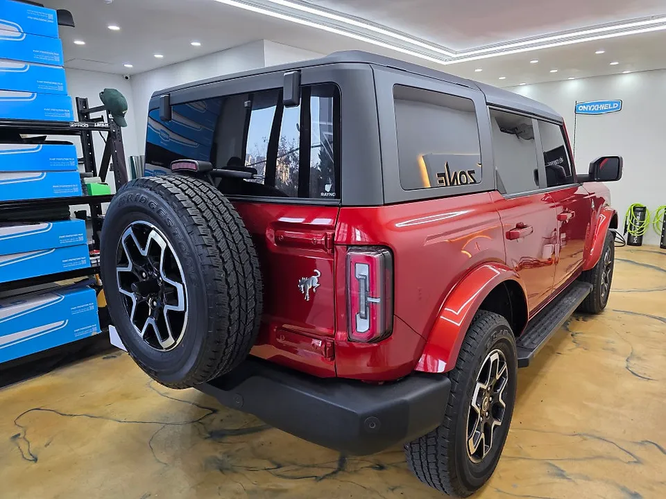 Ford Broncoのカーラッピング事例｜ホワイトへのイメージチェンジ 施工写真 3-2