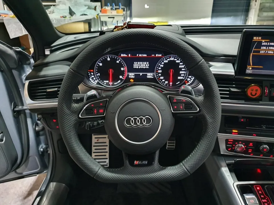 Audi A6 steering wheel - Audi A6 Custom Steering Wheel Upgrade Review photo 4