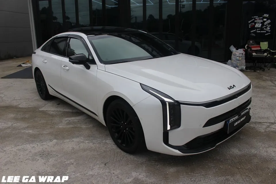 Kia K8のカーラッピング事例|リキッドシルバーで高級感UP 施工写真 2-1