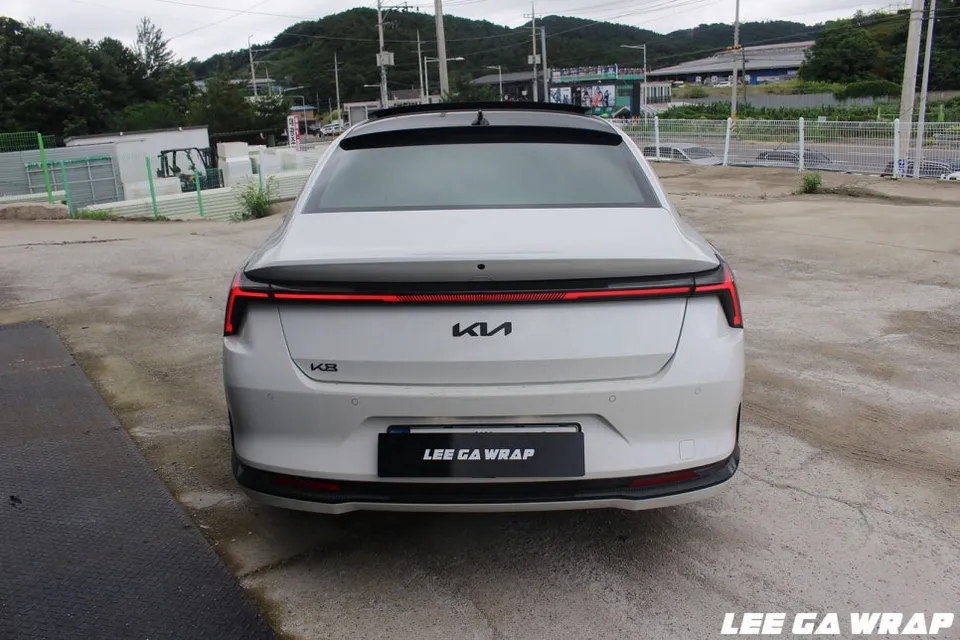 Kia K8のカーラッピング事例|リキッドシルバーで高級感UP 施工写真 3-1