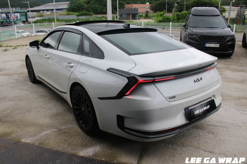 Kia K8のカーラッピング事例|リキッドシルバーで高級感UP 施工写真 1-2