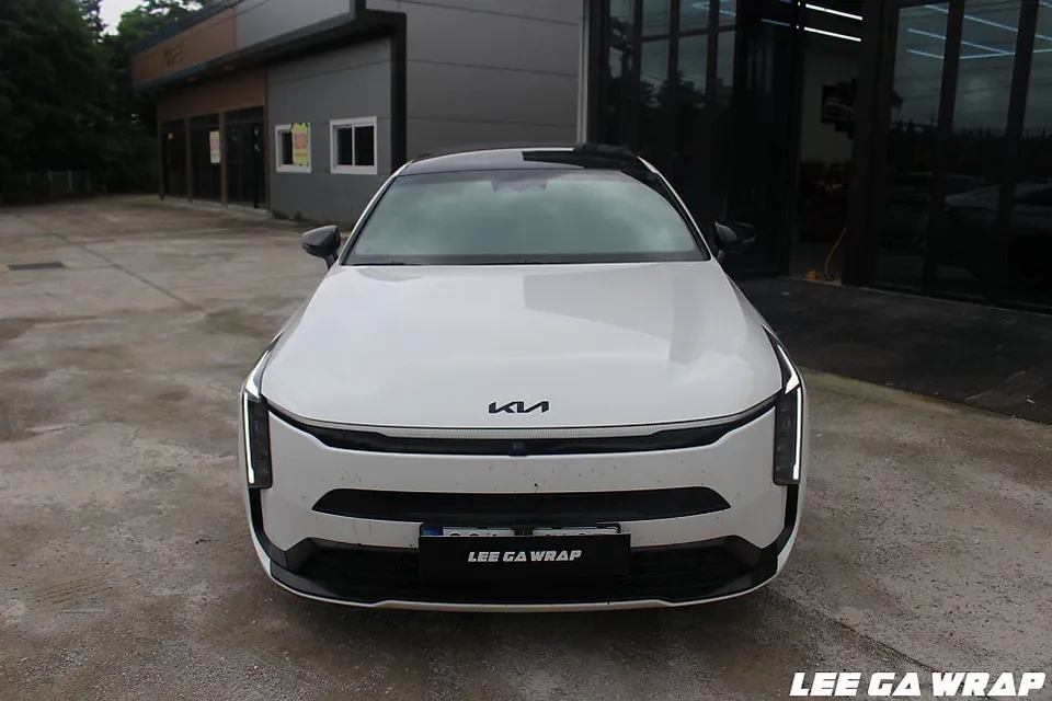 Kia K8のカーラッピング事例|リキッドシルバーで高級感UP 施工写真 3-2