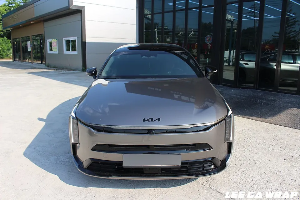 Kia K8のカーラッピング事例|リキッドシルバーで高級感UP 施工写真 1-3