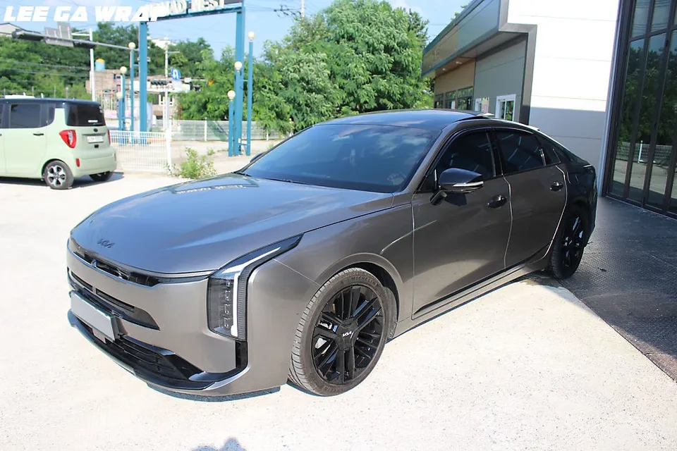 Kia K8のカーラッピング事例|リキッドシルバーで高級感UP 施工写真 3-3