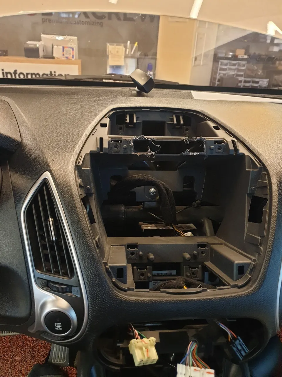 Hyundai Tucsonのドラレコ取付事例｜費用目安・仕上がり 施工写真 2-2