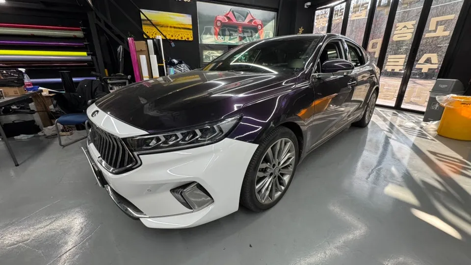 Kia K7のカーラッピング事例|ポルシェグレーの高級感 施工写真 2-1