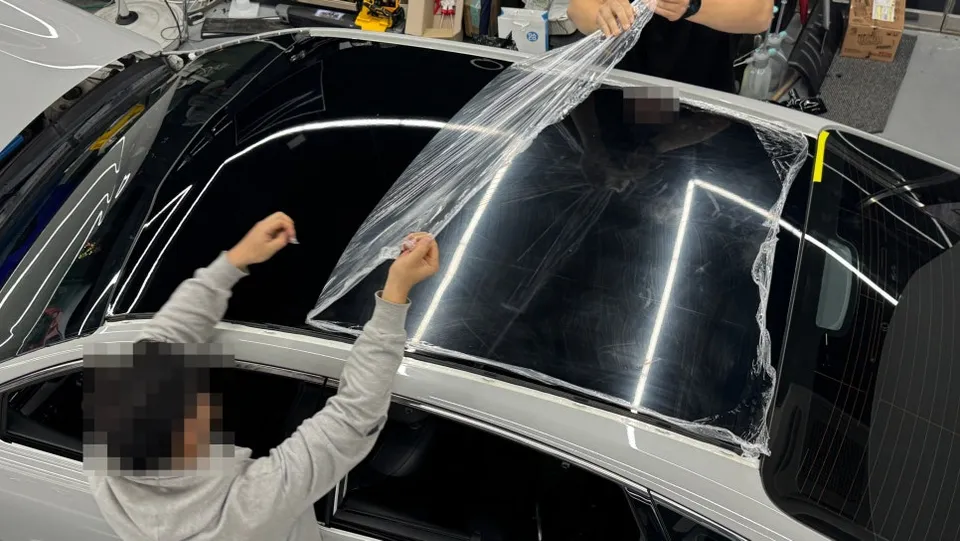 Kia K7のカーラッピング事例|ポルシェグレーの高級感 施工写真 2-3