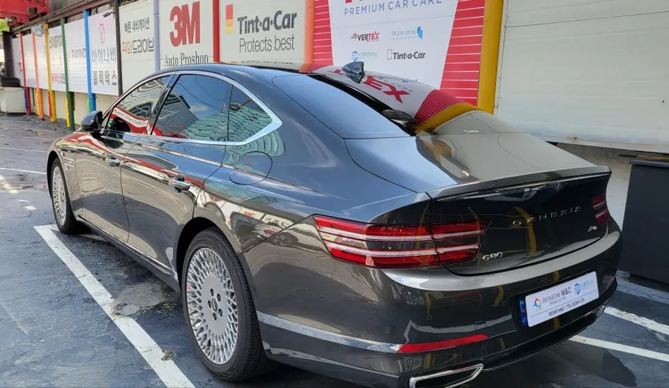 Genesis G80のドライブレコーダー取付事例 施工写真 1-2