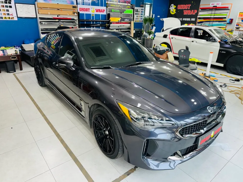 Kia Stingerのカーラッピング事例|費用目安・仕上がり 施工写真 2-1