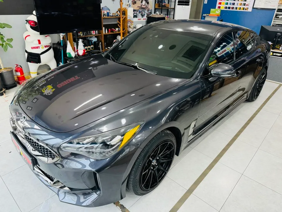 Kia Stingerのカーラッピング事例|費用目安・仕上がり 施工写真 3-1
