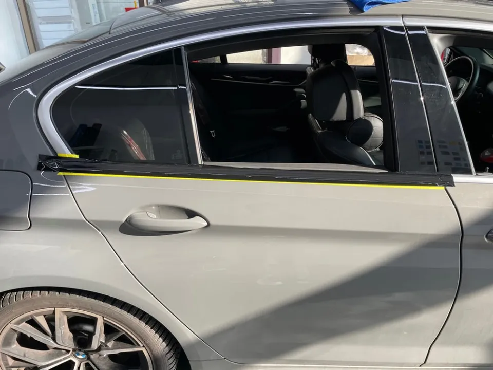 BMW 5 Seriesのカーラッピング事例|クロームパーツのブラックアウト 施工写真 2-1