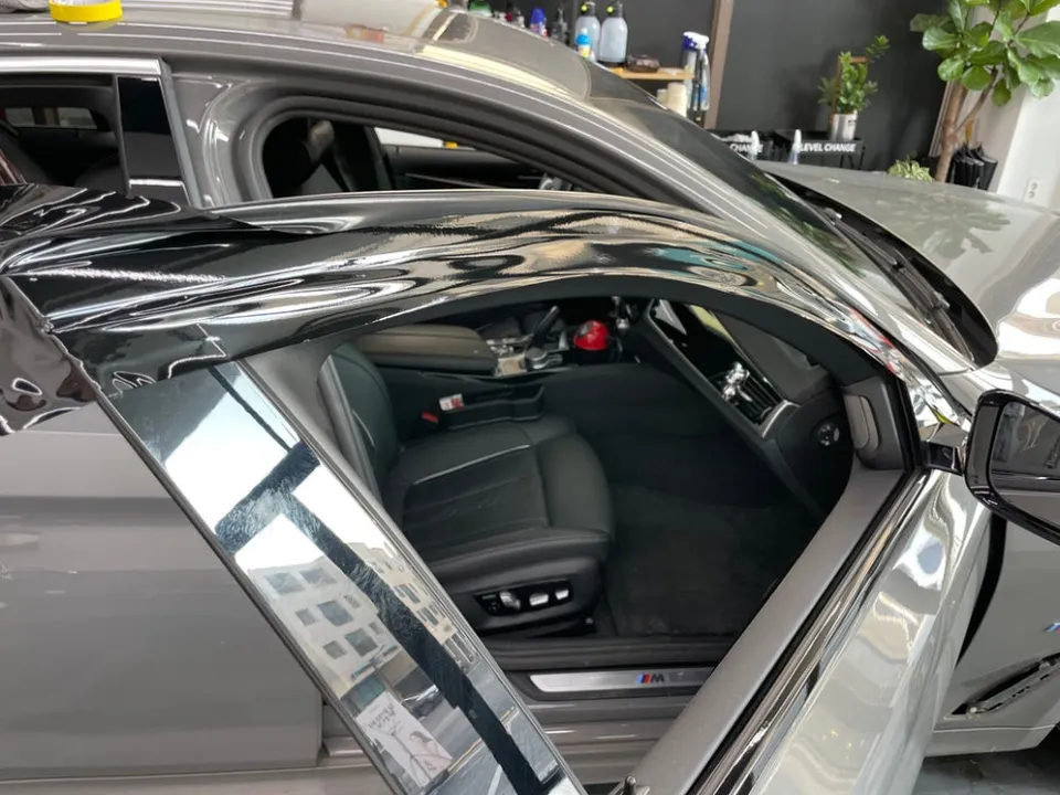 BMW 5 Seriesのカーラッピング事例|クロームパーツのブラックアウト 施工写真 2-2